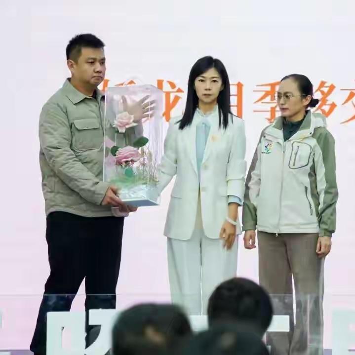 云南自主培育的娇龙月季，居然被郑重赠予贺娇龙亲属，这背后究竟藏着多少深情？

贺