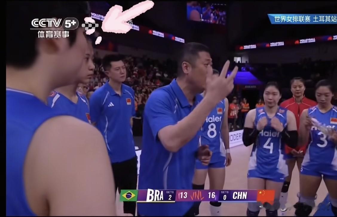 温柔体贴的赵勇教练！突然发现，昨晚上打巴西女排，赵勇教练在暂停时候，没有发火，无