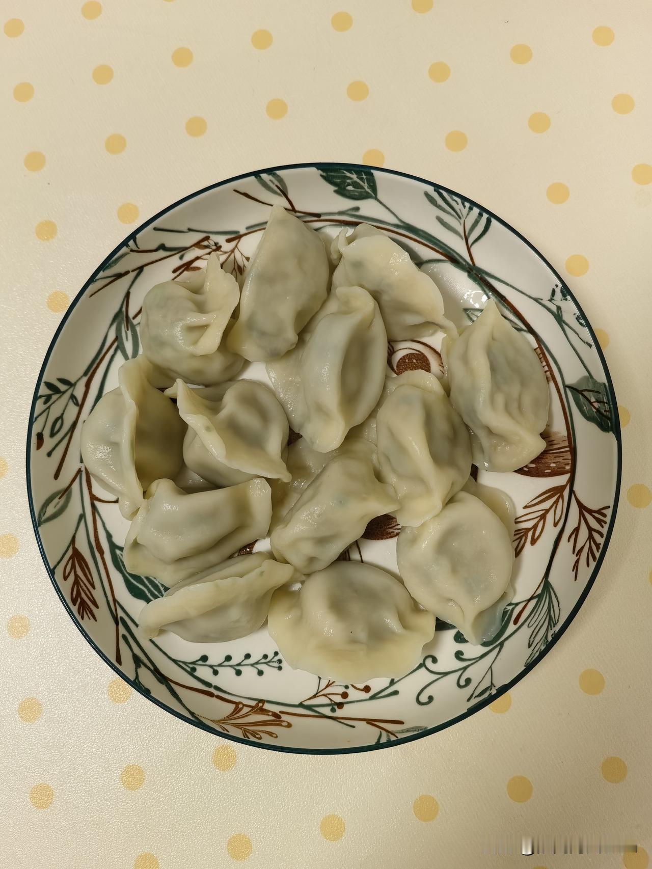 前两天，网购了一单蒲花岛野菜馅儿的饺子，昨天终于到货了。

一单饺子，三种馅儿：