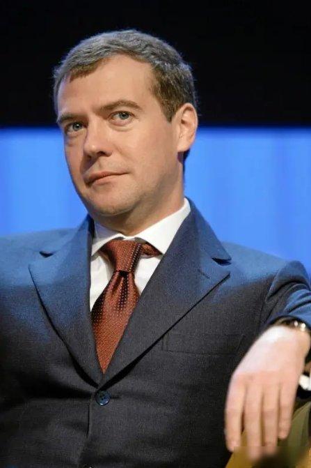 梅德韦杰夫放话要动核武，四国被点名，世界真能当没听见？

2025年10月底，俄