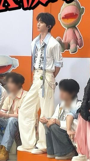 就这么往那儿一站随随便便就出片了[流鼻血] ​​​