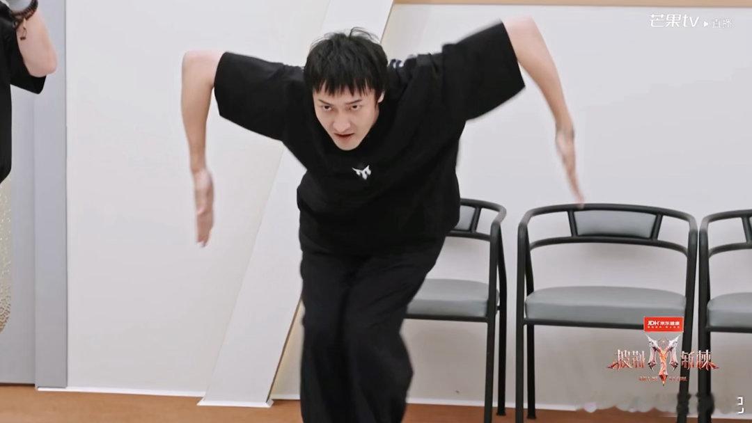 王传君披哥人形logo王传君人形logo披荆斩棘直播披哥直播氛围感担当上线，王传