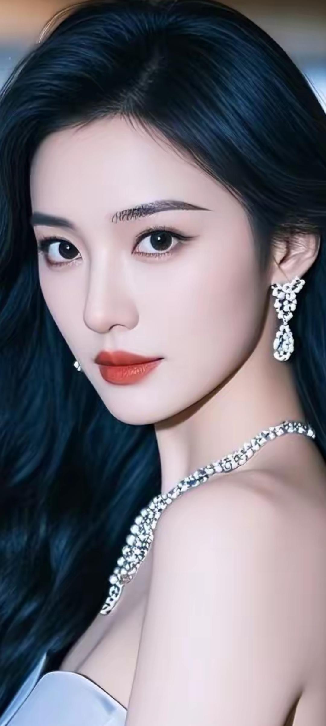 优雅黑发美人，闪耀珠宝配饰，尽显奢华气质！💎✨