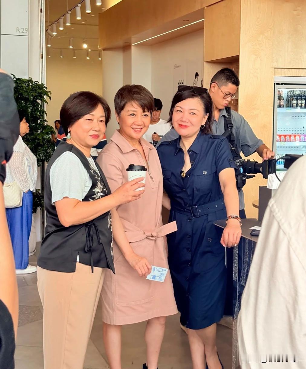 四太梁安琪现身澳门一家咖啡厅，她穿着连衣裙，留着一头棕色短发，个子挺矮的，脸很圆