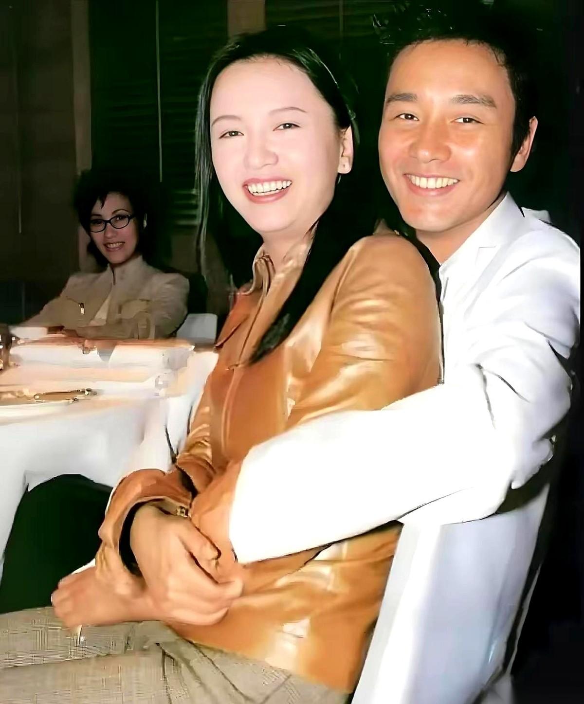 现在华语乐坛的王，当年在他怀里，还只是个有点羞涩的小不点。
没错，就是林俊杰。