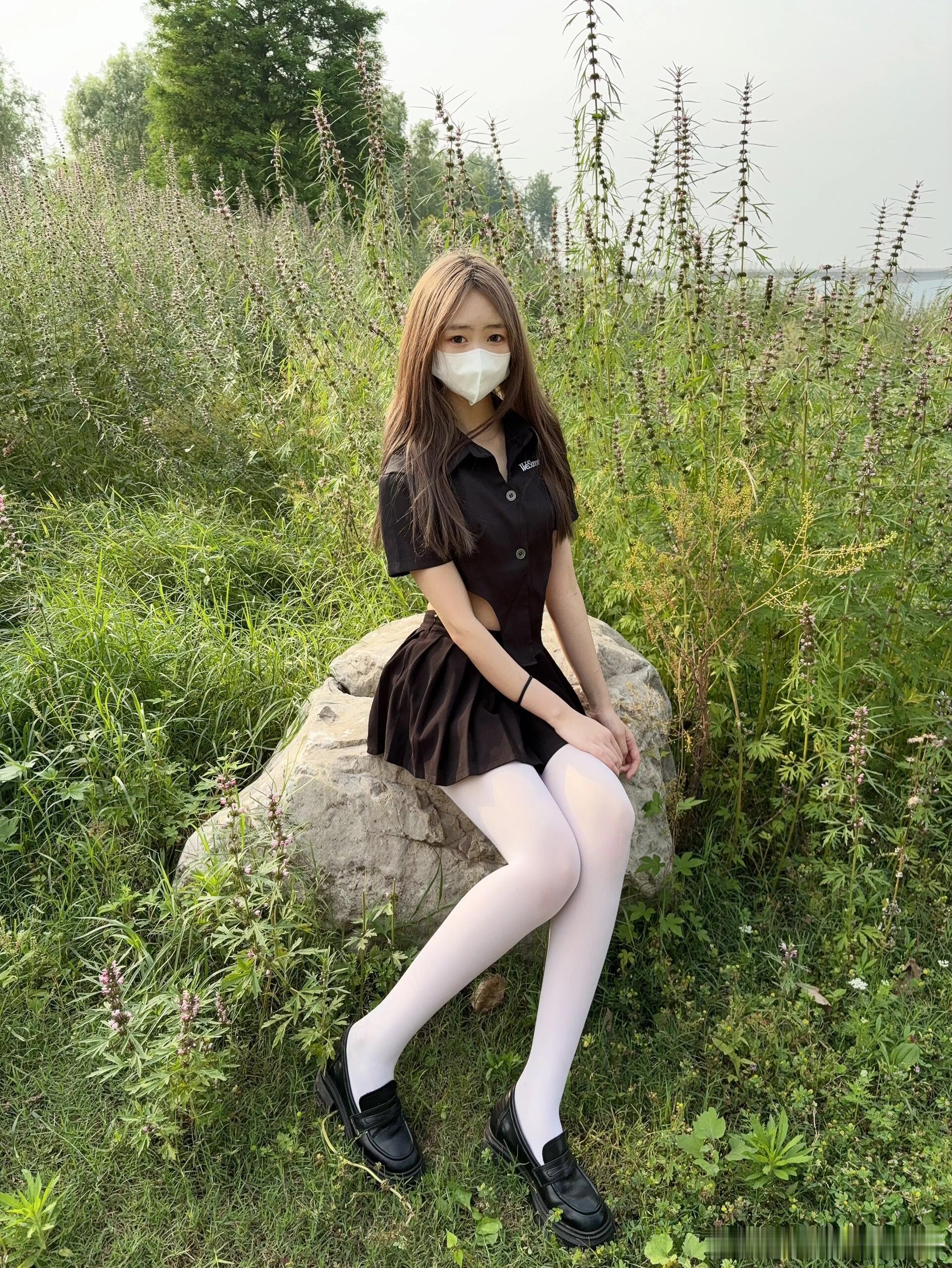 白色丝袜搭配黑色百褶裙，颜色的反差美～ ​​​