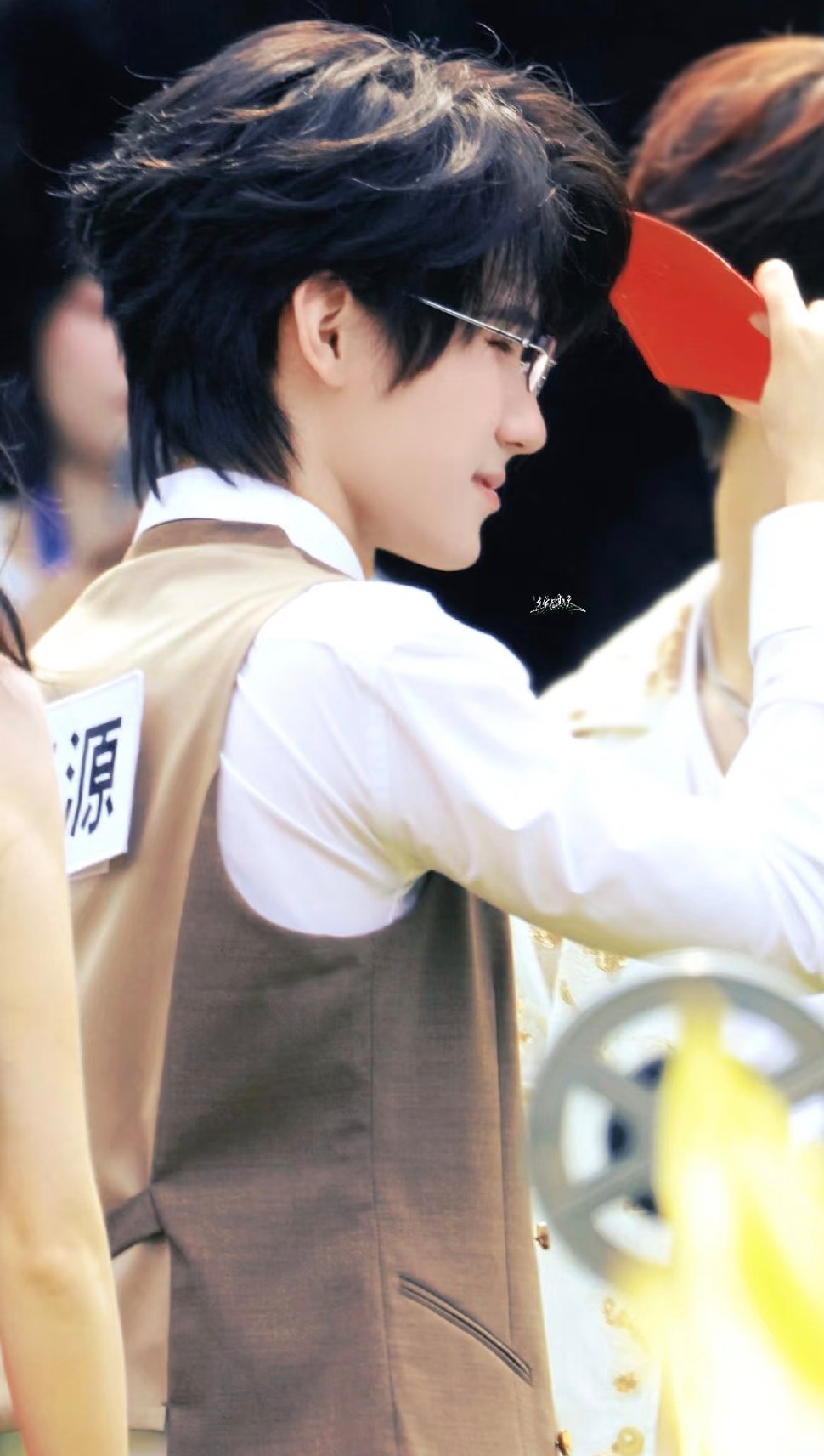 张真源你是要收购时代峰峻吗  张真源董事长闪亮登场！金丝眼镜配胡茬，这霸总气质拿