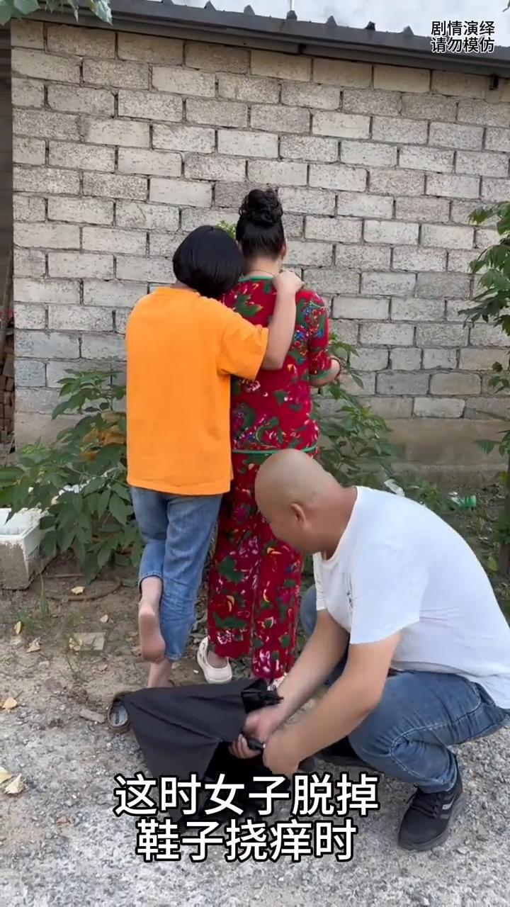 男子整蛊女子悄悄把鞋子拿走，下一秒她找不到。
女子和闺蜜在一起聊天，这时女子脱掉