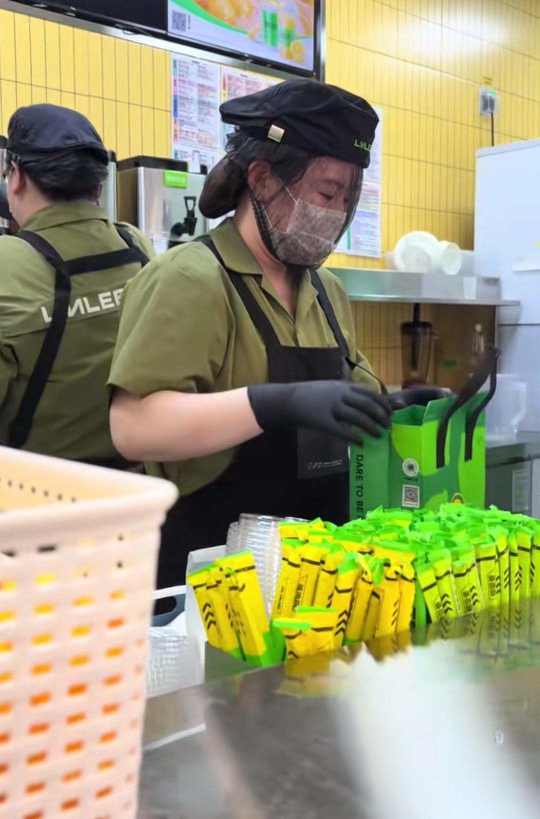 入职第一天，这防护做的够到位，不但不会掉头发，连眼睫毛和眉毛都不会掉进奶茶里。