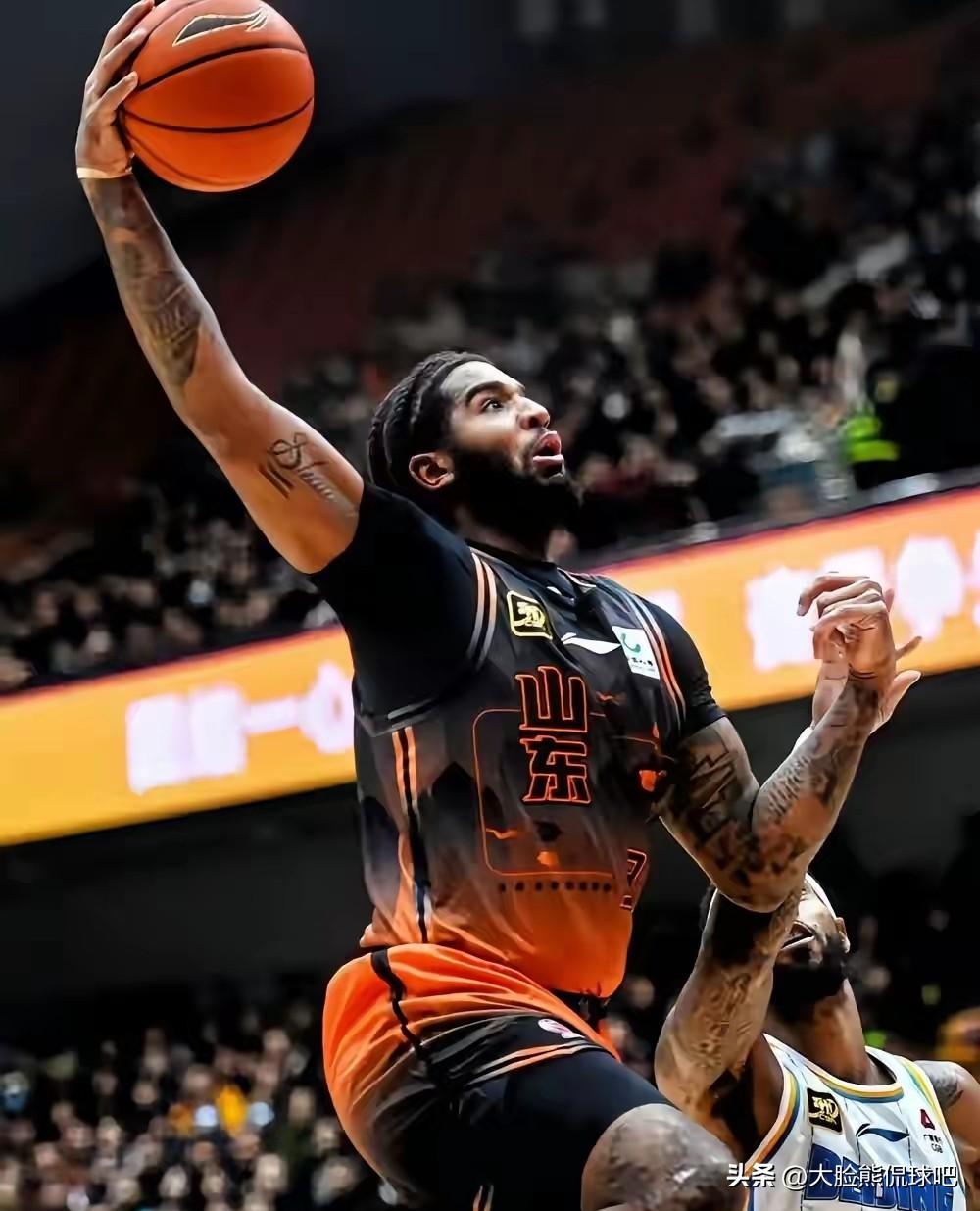 克里斯老毛病又来了，跟徐昕杠上了，无球的情况下，直接顶翻了徐昕，甚至还顶撞纪敏尚