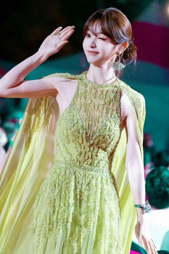 田曦薇闯入莫奈花园这一刻才懂什么叫人在画中游，莫奈用一生追逐花园变幻的光影，田曦