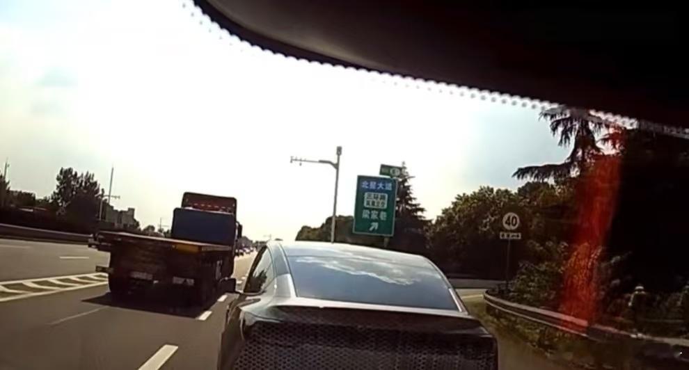 特斯拉司机高速别车比侮辱手势被查7月22日，在成都绕城高速北新收费站，一辆川A牌