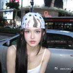 小杨哥老婆近照小杨哥老婆的近照引发了大众的关注，这一现象背后反映出大众对网红家属