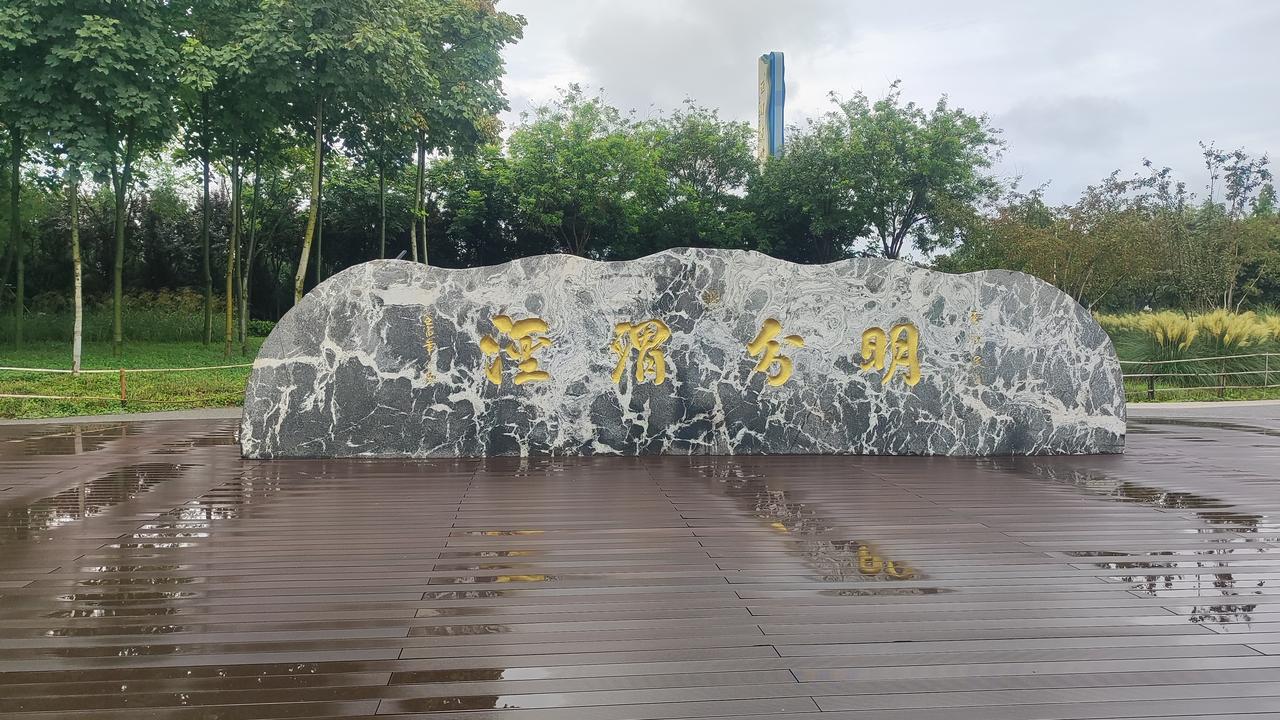 在西安高陵，存在着一处千古奇观——泾渭分明。
每年四月，春雨让河水丰盈，清澈的泾