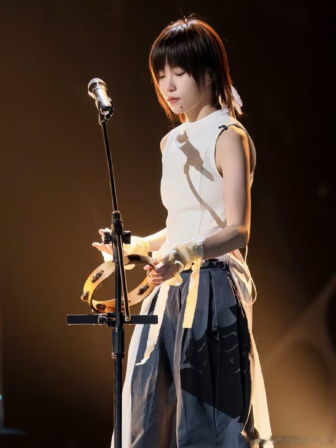 歌手直播 窦靖童音乐审美 歌手2026窦靖童登台献唱《BIRDS OF A FE