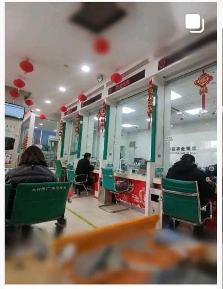 银行这次是真扛不住了！央行新规定一出来，取5万以上的钱不用再写用途了，大家都在网