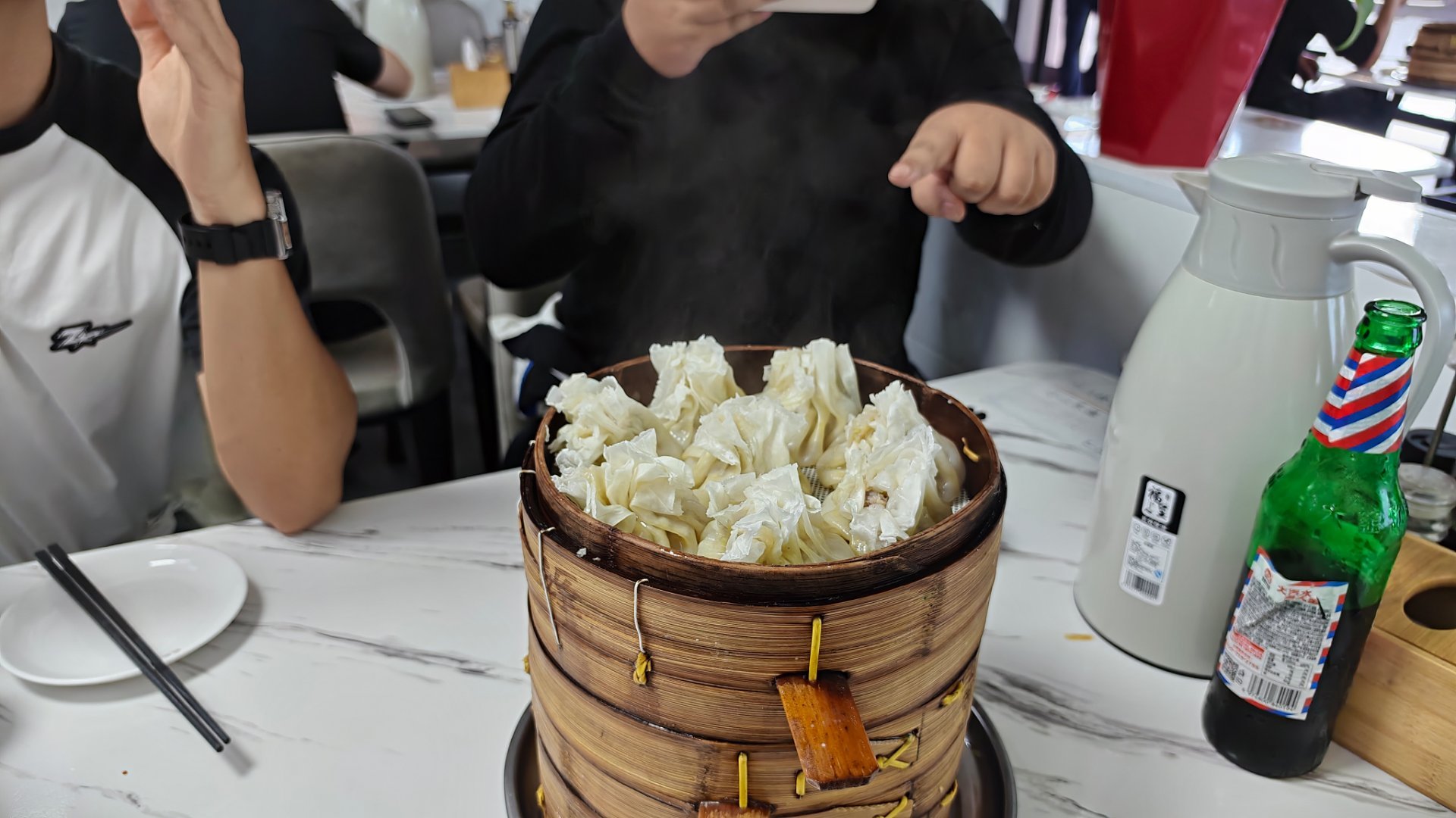 请两位朋友品尝了下内蒙烧麦，[哈哈][哈哈][哈哈][哈哈]我以为一人最多吃4个