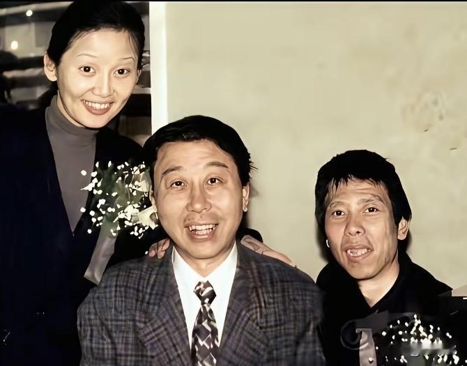 一直在纠结结婚的仪式感
直到看到徐帆和冯小刚99年的结婚现场
我释然了

现在很