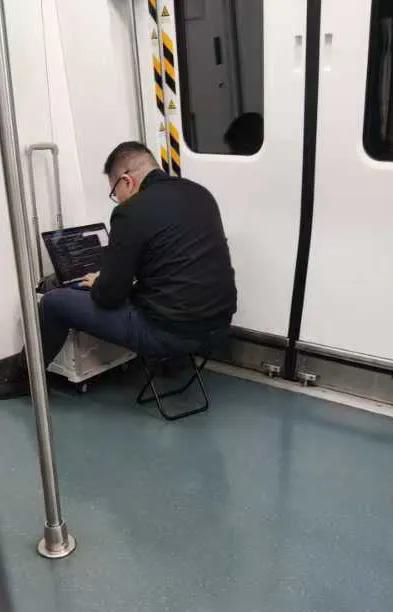 都别同情他，他在修改BUG，🤓