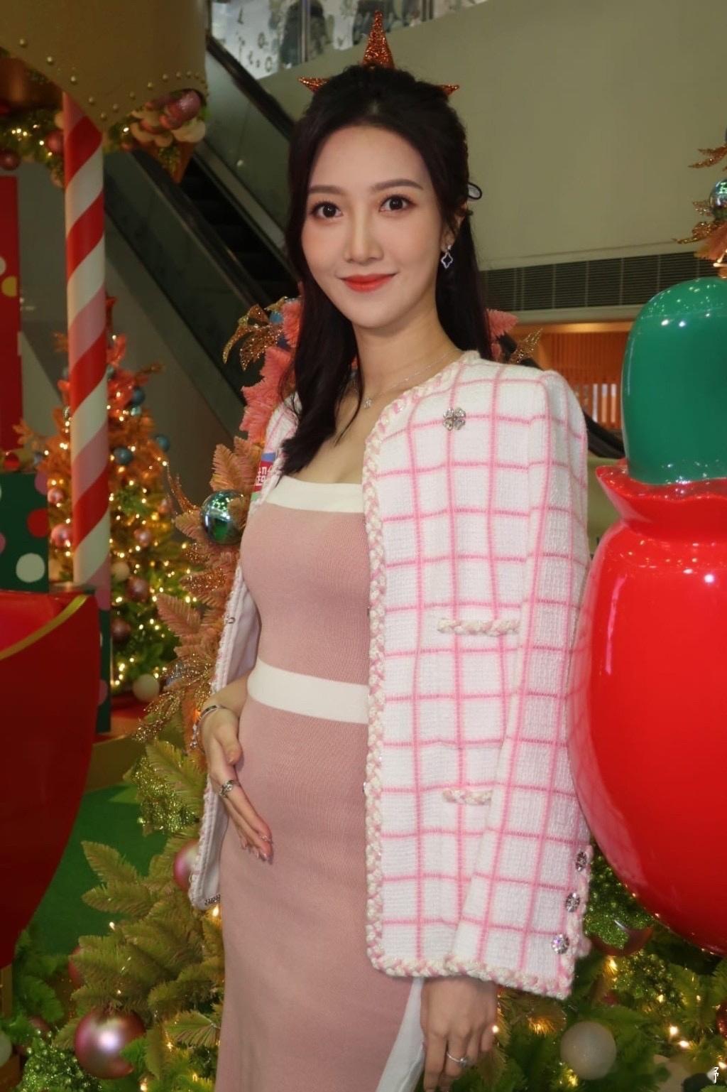 恭喜！何依婷宣布怀孕何依婷今天出席活动宣布怀孕。她身穿粉紅色連身裙外披白色外套，