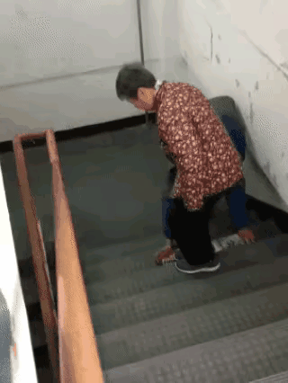 你看明白了吗？
老太太这一生值了，有这么一个挚爱自己的男人，为其倾注一生所爱，真