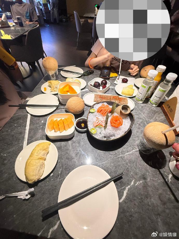 网友汤泉偶遇章若楠哪里可以偶遇章若楠 泡汤还能偶遇女明星，章若楠线下素颜状态抗打