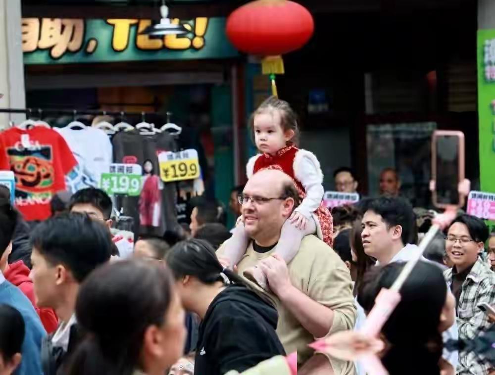 "求中国救我们"后，又兴起 “成为中国人”，老外为啥爱上中国？
要说2026年上