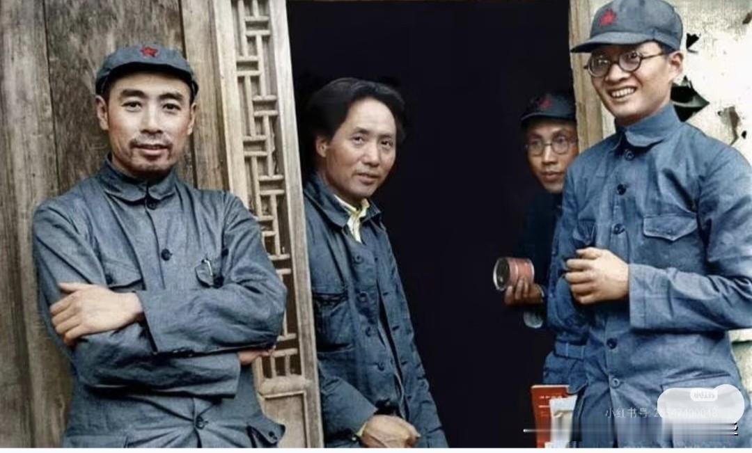 这张照片是1937年春，在延安凤凰山毛泽东窑洞门口拍摄的。
从左至右他们是：周恩