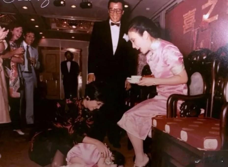 汪明荃当年给1岁的谢婷婷当干妈，可不是嘴上喊喊——是正儿八经行过跪拜礼的。更绝的