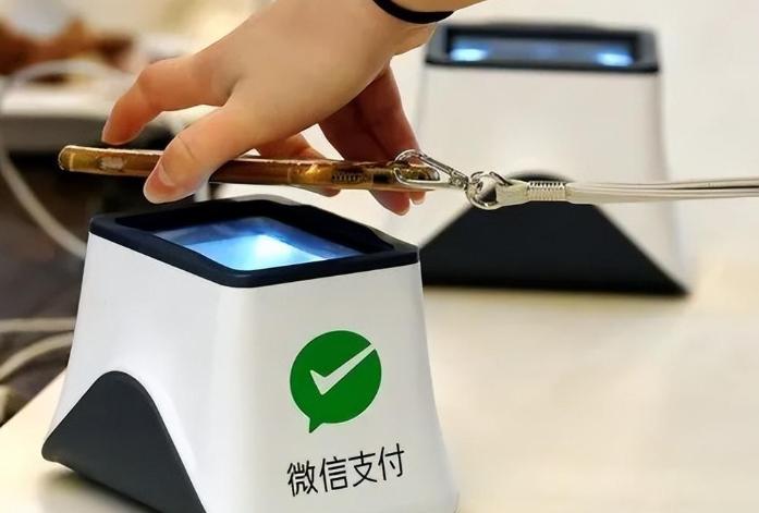 一位美国华人曾经表示，中国的手机支付是最傻的事情，每次都需要掏出手机扫码，输入密