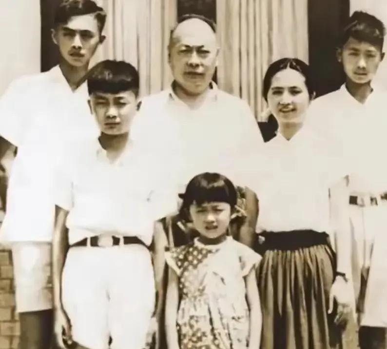 [月亮]1974年，陈毅夫人张茜病重弥留之际，盯着三个儿子只说了一句话：“妹妹不