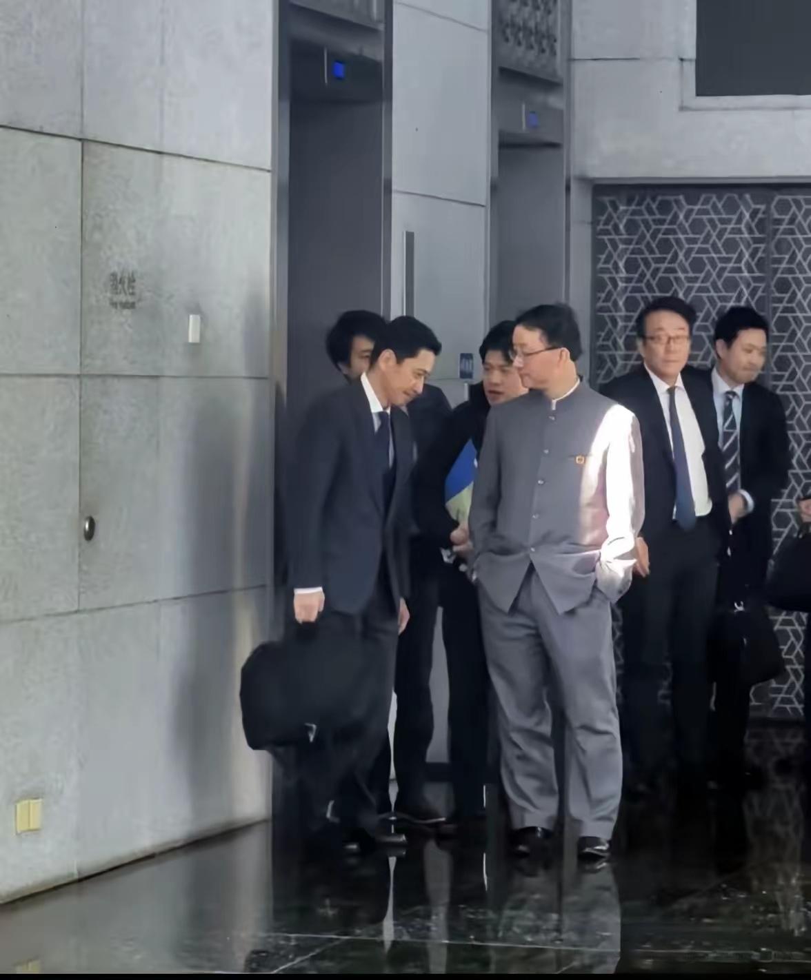 [吃瓜群众]刘sir“双手插兜图”🔥了——日本人看着不舒服？那就…对了[灵光一