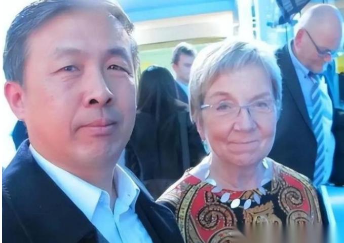 你敢信？8年前居然有人当众喊出：“晚一秒就万劫不复！中国该立刻向美国低头，交出发