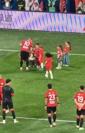 这才是足球该给球迷带来的最大快乐

成都蓉城在自己的主场，2-1拿下云南玉昆后，