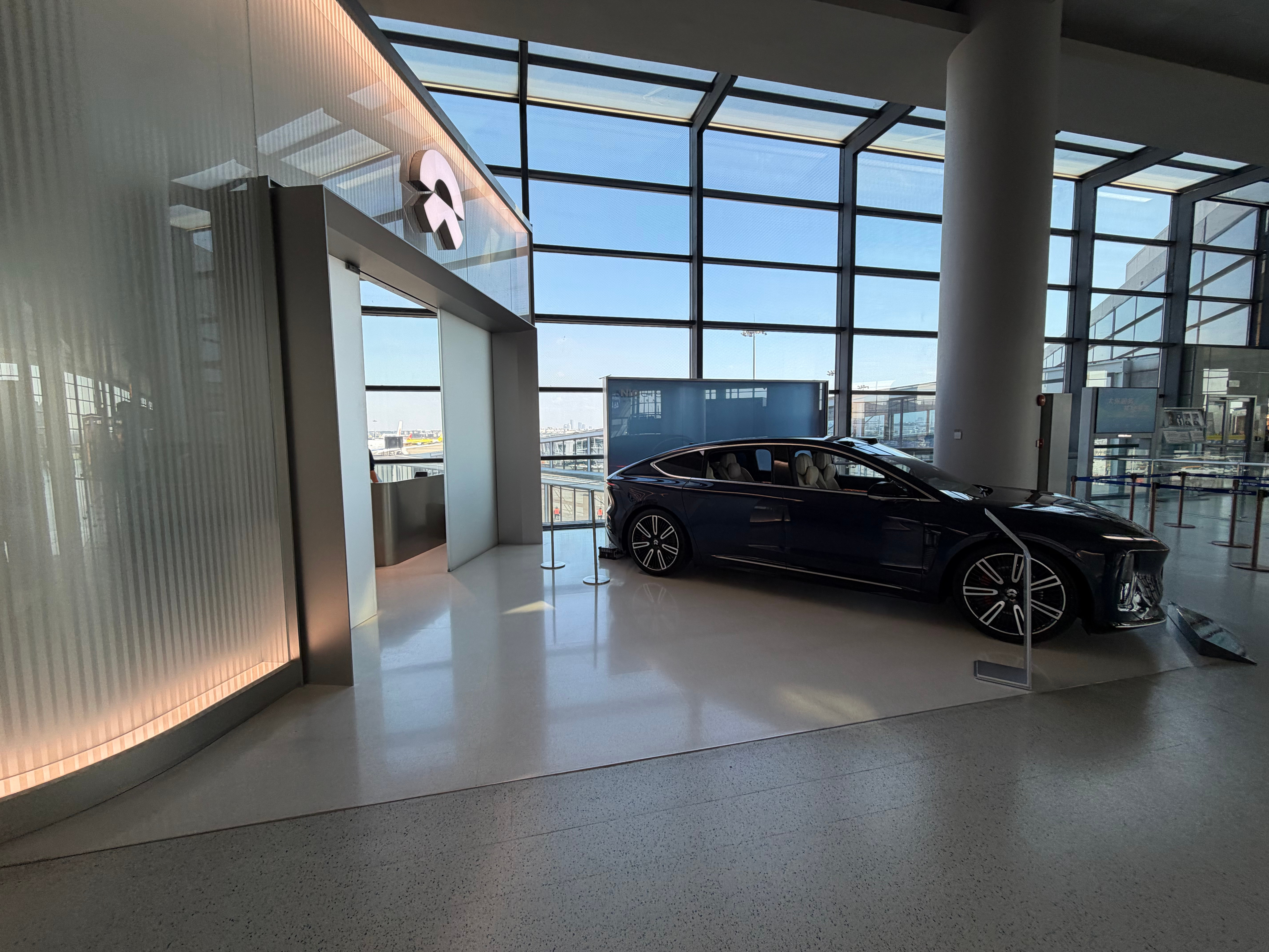 虹桥机场牛屋的展车已经换成了ET9，这个lounge没多大，但很安静，比航司的休