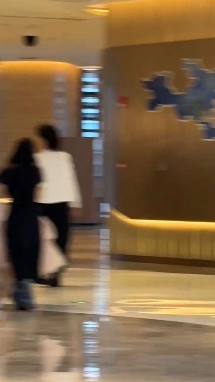 杨紫白玉兰红毯路透来了，身穿顶级最新祖海高定，也是祖海发布至今等近五个月的国内首