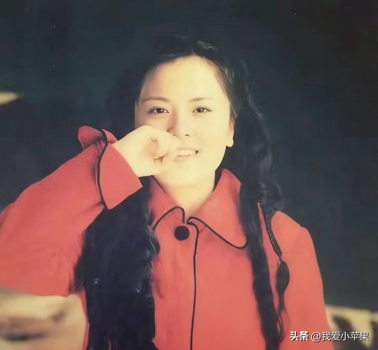 这位就是胡歌的初恋女友“雪儿”，那个年代长得也是非常漂亮了。
当年流行交笔友，雪