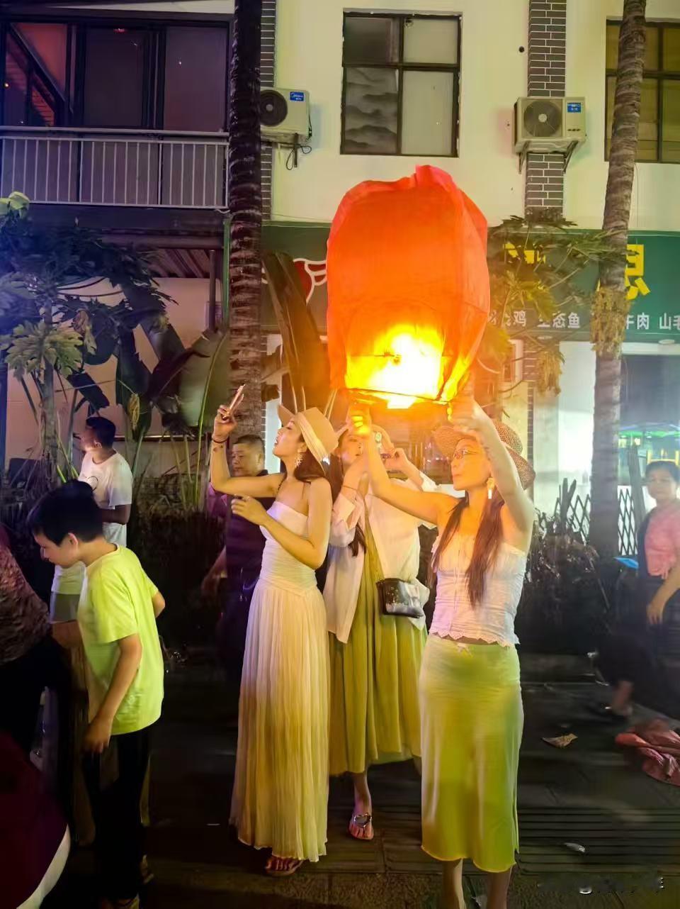 西双版纳：孔明灯，跨越时空的敬仰与怀念——
 
昨夜，泼水节首日夜晚，西双版纳景