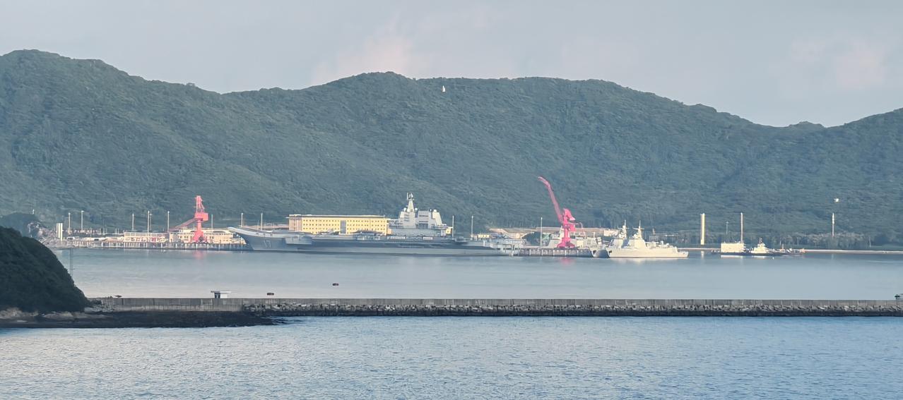 又有2艘未刷号的052D现身“山东”舰旁，应该是32和34号舰，176“娄底”舰