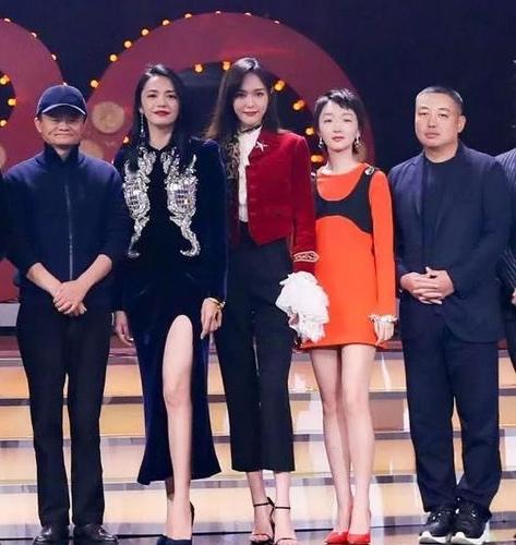 这张5人合照，我认出了玉腿修长的姚晨，略显清瘦的马云，方颐朗目的刘国梁，秀项延颈