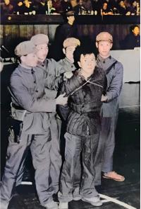 70年代，作恶多端的熊紫平被押赴刑场执行死刑。照片中的他被绳索紧紧捆绑，动弹不得