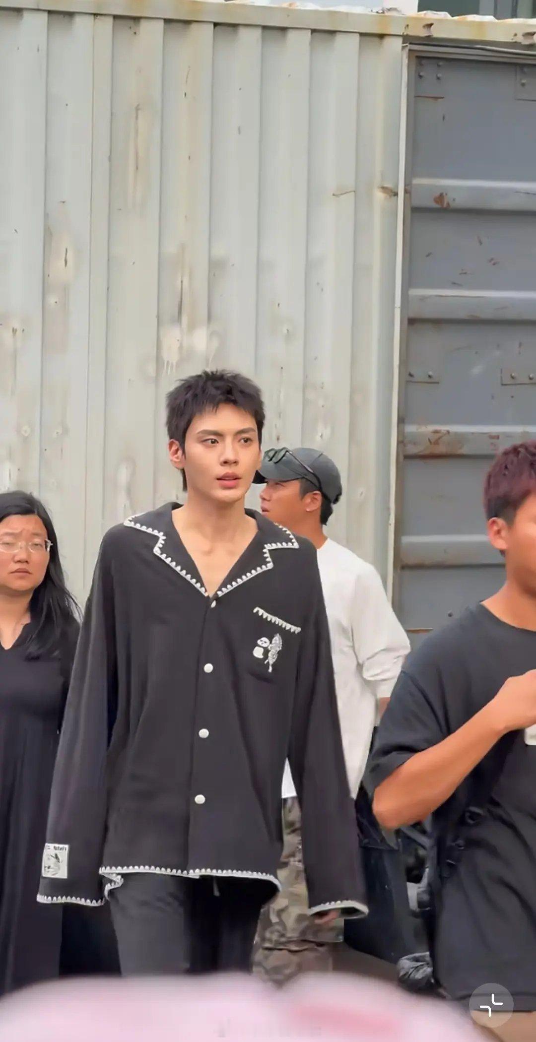 突然发现，脱离CP滤镜加持之后，他本身条件其实也就一般，颜值气质都很普通 