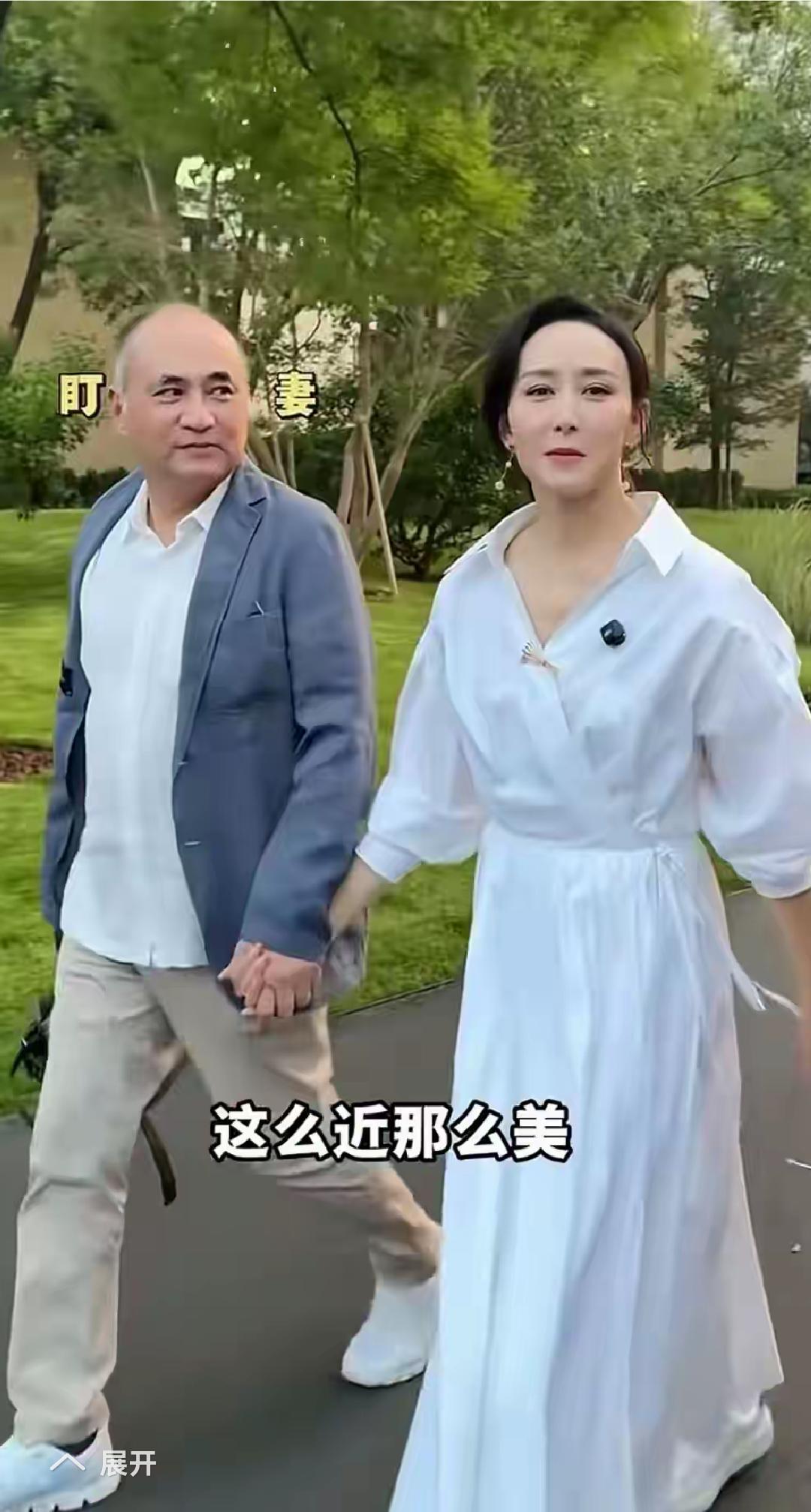 胡静太幸福了，散个步两人都是十指相扣，老公满心满眼都是胡静。