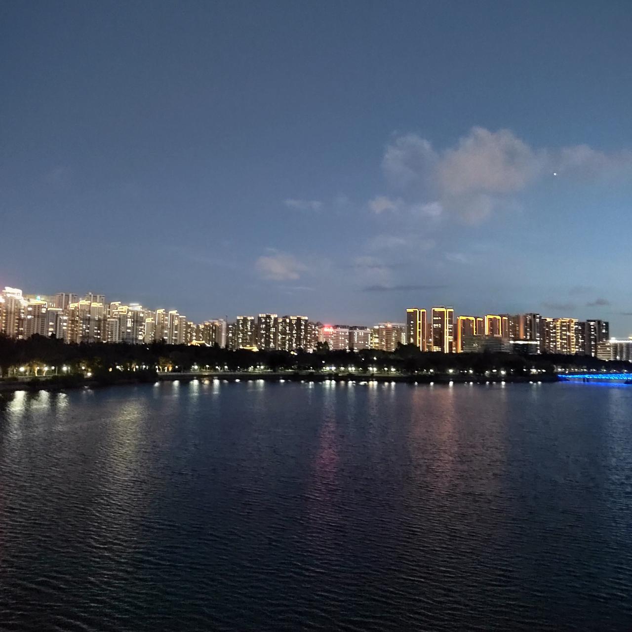 回到老家，都会在某个不经意的转角，被一种空洞击中。

那些曾在儿时仰望如星辰的长