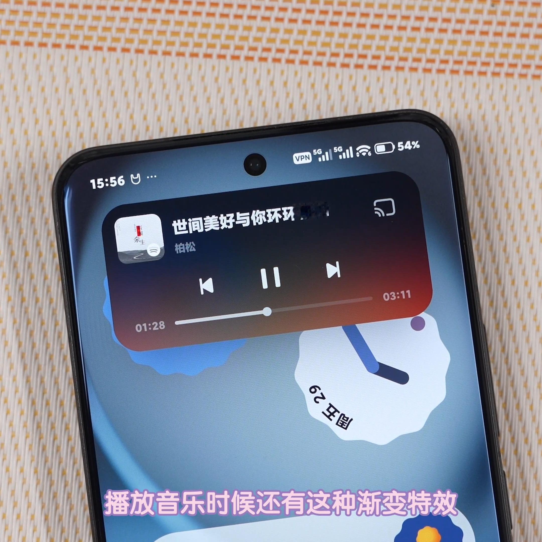 为什么手机迷恋上岛因为灵动岛可以前台显示很多实用信息，比如倒计时、打车进度、外卖