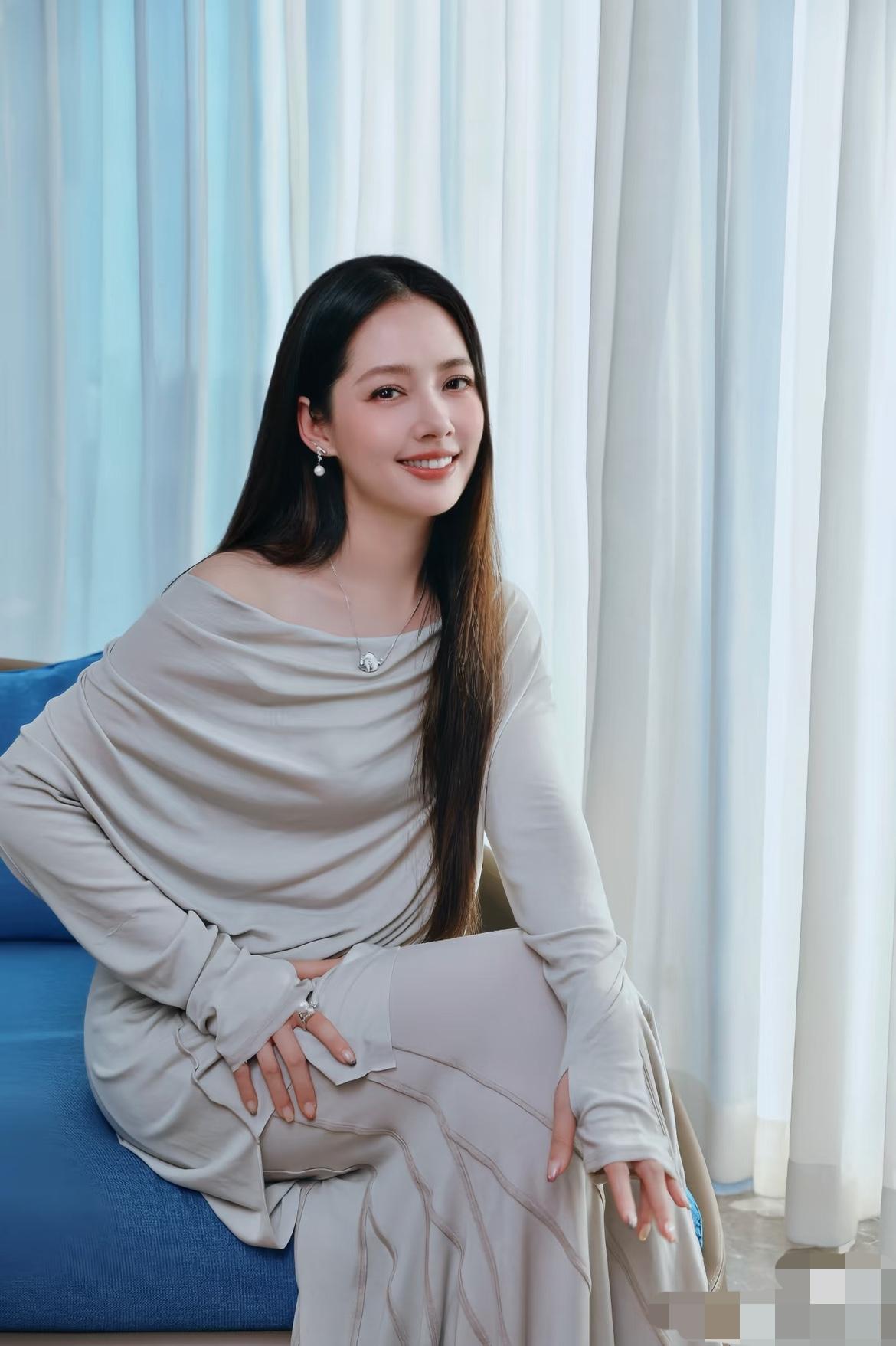 郭碧婷人品好不好，
我不评价，
但是有一点我敢确定，那就是郭碧婷这个人，很有气质