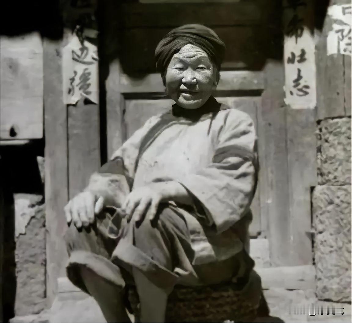 1943年，一个女乞丐正要出城，日军怀疑她是地下党，竟让她当众脱下衣服。谁料，女