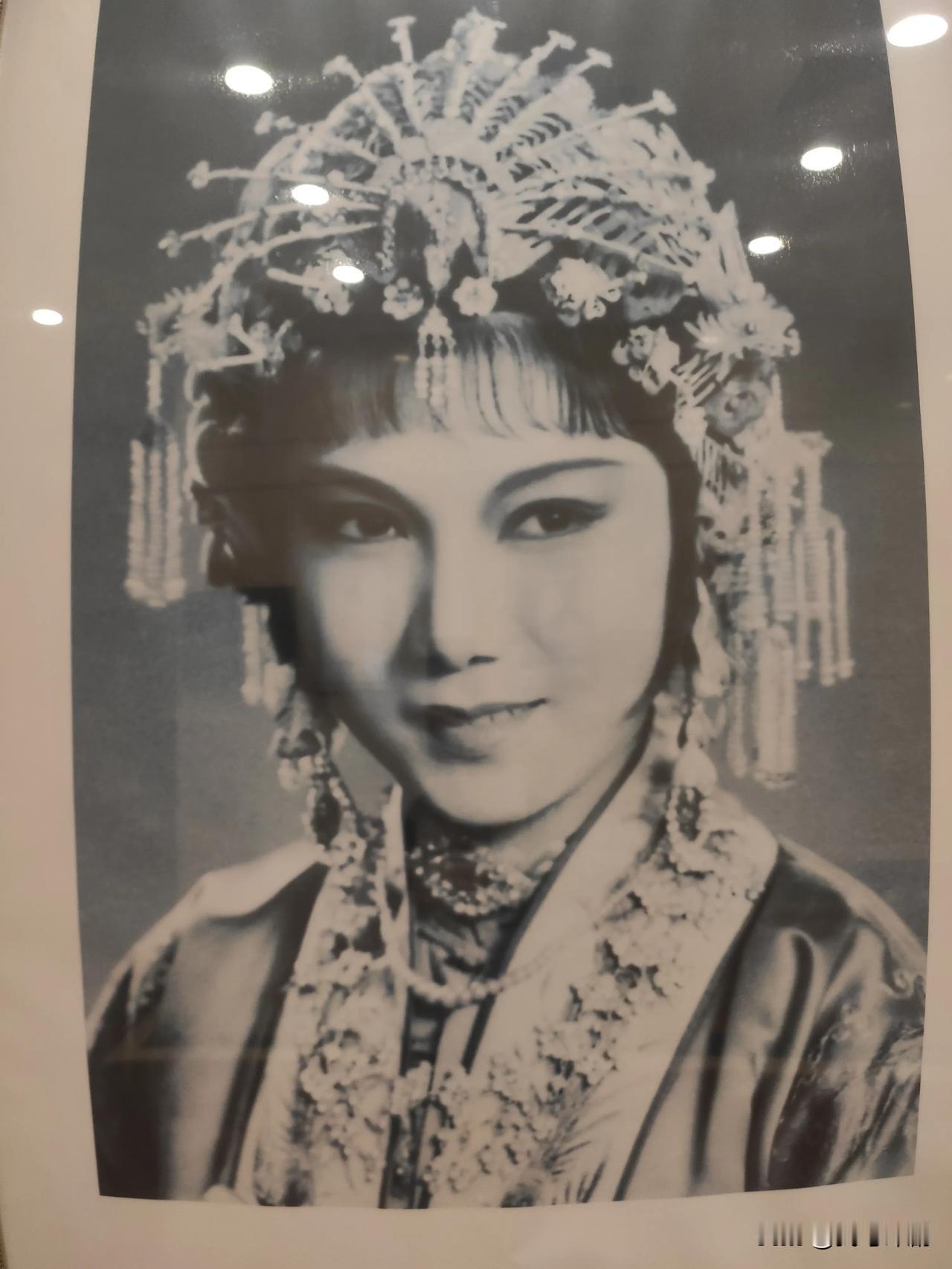 今天去中国评剧院又看到长廊里的老一辈艺术家的剧照~感慨万千！
