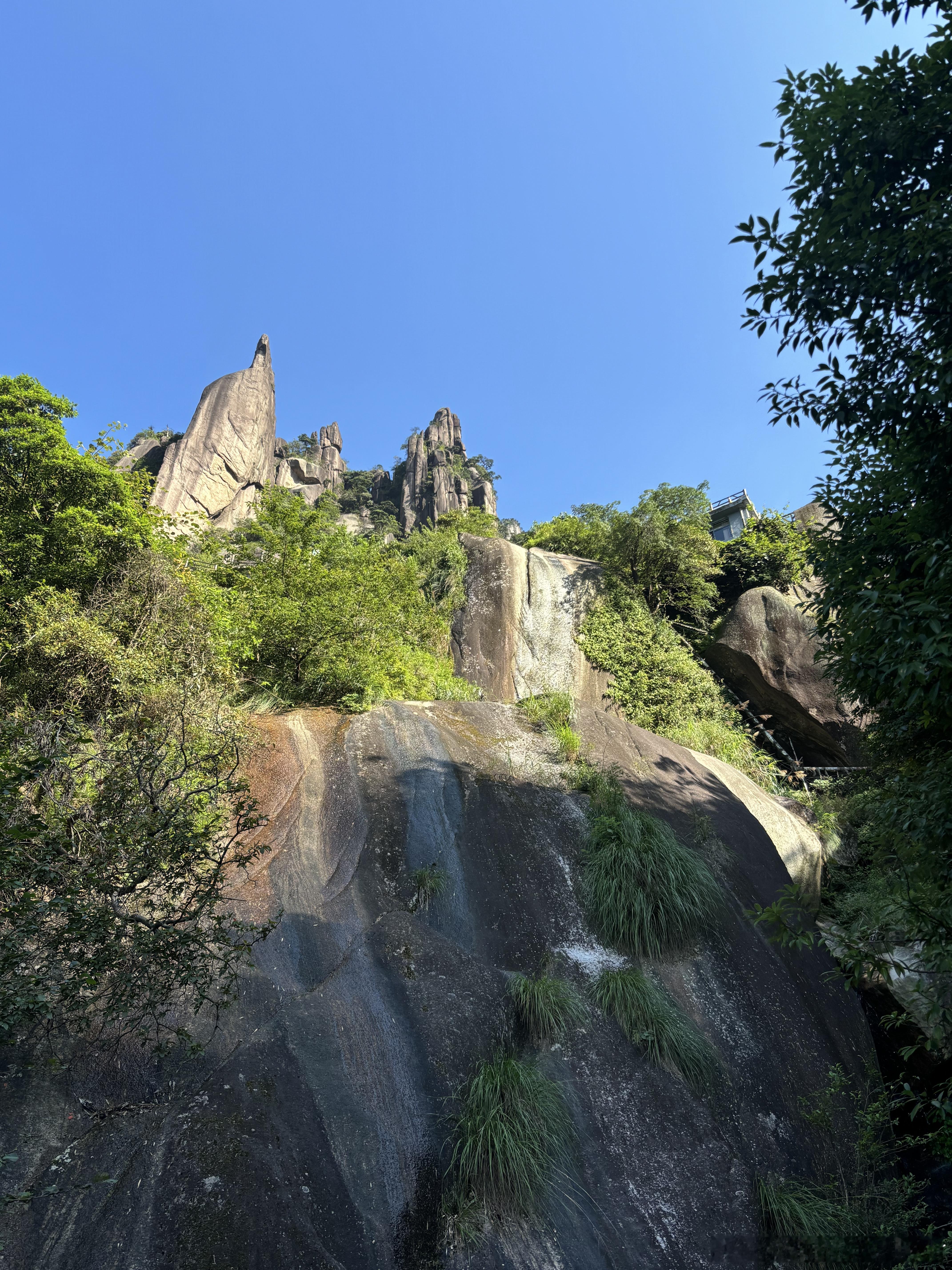 天气好热，今天继续爬山，三清山！风景真的很美，就是爬山还挺累的。14号台风鲸鱼台