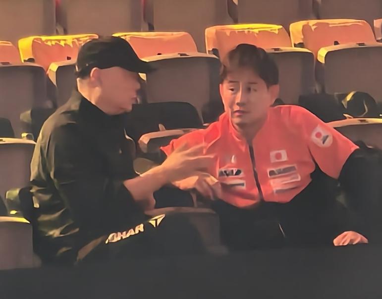 孙颖莎1:3输给帕拉南这场，大家注意看台上的杨广弟了吗？
他正在和中泽锐聊天，